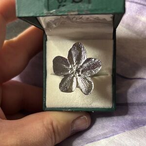 Elegant Silver Flower Ring